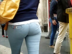 Bueno, parece que alguien videos xxx de madres en español quiere bajarse hoy. Saca tu pene de tus pantalones y ponlo difícil para mí. Puedes frotarlo entre mis nalgas, sé que va a ayudar.