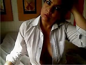 chica sexy juega con ...